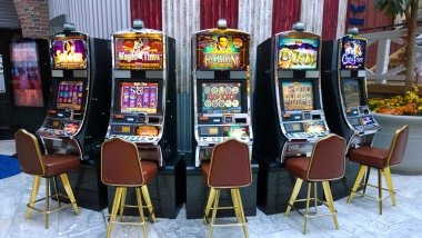 BandarQ live dealer studio at nagawin777 with multiple camera angles and real-time card display